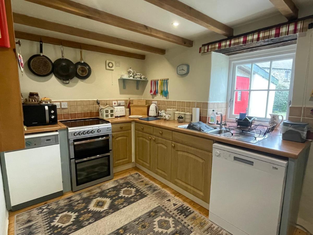 The Dairy @ Trefechan Wen Goodwick Bagian luar foto